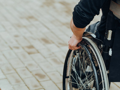 Mann im Rollstuhl